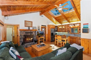 Sunshine Lake Cabin - Lake Views Hot Tub Big Bear Lake